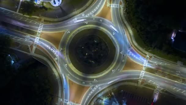 环路交叉口的空中景观 夜间交通繁忙 快速流动 照明城市环形交通交叉口的时间 — 图库视频影像