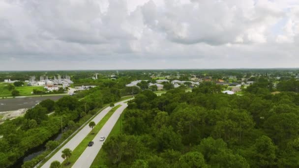 小さな町で運転車と街の交通の空中ビュー フロリダ州静かな住宅地の緑のヤシの木の間の民家とアメリカの郊外の風景 — ストック動画