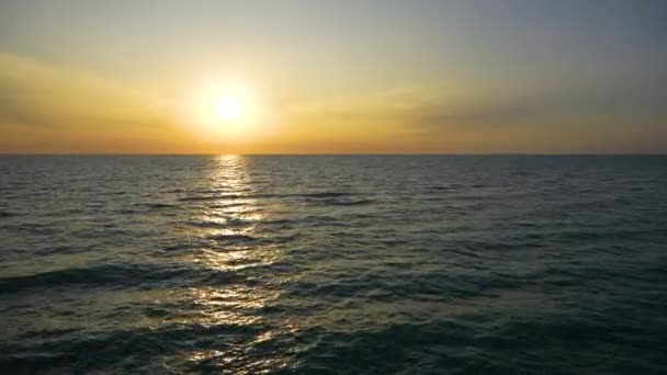 劇的な明るい空に大きな黄色い太陽 オーシャンサンセット 海の暗い水の上の柔らかい夜の水平線 — ストック動画