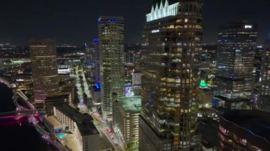 Florida, ABD 'nin Tampa şehrinin şehir merkezindeki yüksek gökdelen binaları parlak bir şekilde aydınlatıldı. Amerikan megapolis 'i ve geceleri finans bölgesi..