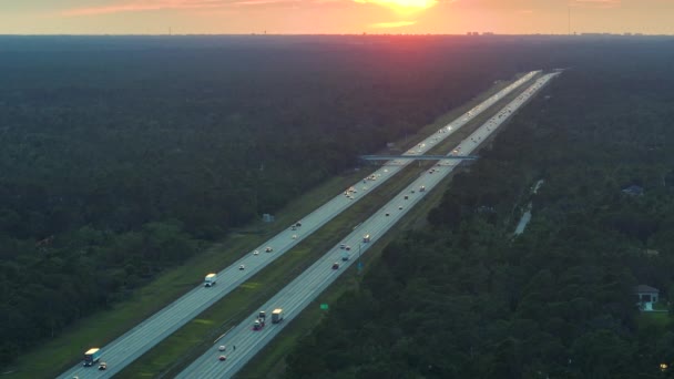 繁忙的美国高速公路 日出时分交通迅速 长距离旅行快速交通运输州际交通系统 — 图库视频影像