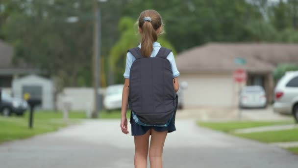 Enfant Fille Marche Sur Route Rurale Retour École — Video