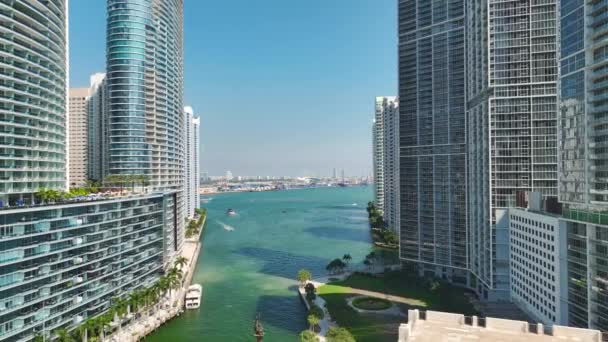Downtown District Van Miami Brickell Met Luxe Jachten Miami River — Stockvideo