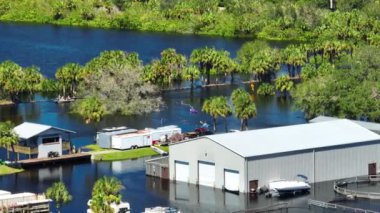 Florida yerleşim bölgesinde Ian kasırgası yüzünden endüstriyel iş deposunu su basmış. Doğal afetin sonuçları..