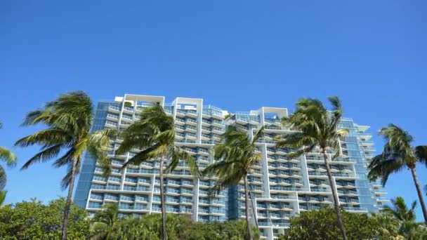 マイアミビーチシティの大西洋岸の豪華な高層ホテルやコンドミニアムの低角度ビュー 南フロリダのアメリカの観光インフラ — ストック動画
