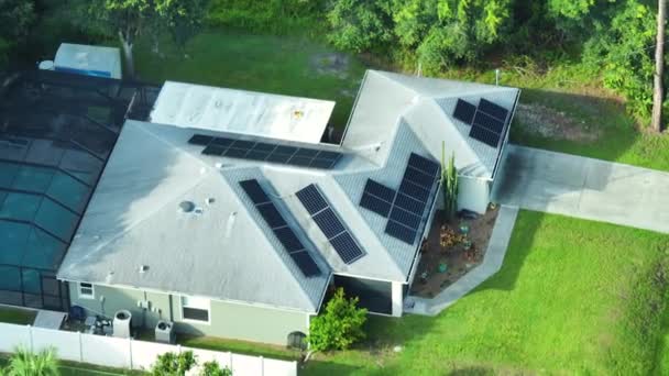 Συνηθισμένη Κατοικία Στις Ηπα Στέγη Που Καλύπτεται Ηλιακά Φωτοβολταϊκά Πάνελ — Αρχείο Βίντεο