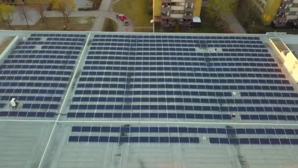 持続可能なエネルギーの生産 緑の生態系の電気を生産するための商業ショッピングモール建屋の屋根に青い太陽光発電パネルを搭載した太陽光発電所 — ストック動画