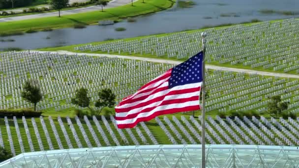Национальное Кладбище Сарасота Флагом Сша Размахивающим Над Многими Белыми Надгробиями — стоковое видео