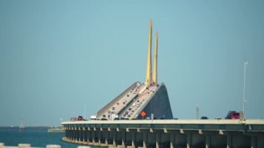 Florida 'daki Tampa Körfezi' nin üzerinde trafik hareket halindeyken Sunshine Skyway Köprüsü. Ulaşım altyapısı kavramı.