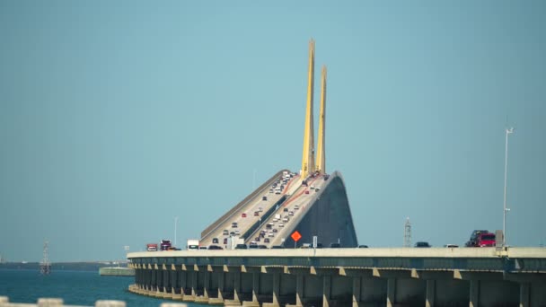 Sunshine Skyway Bridge Över Tampa Bay Florida Med Rörlig Trafik — Stockvideo