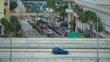 Tampa, Florida 'da trafiğin yoğun olduğu saatlerde Mulitlane Amerikan otoyolunun en iyi manzarası. ABD ulaşım altyapısının üstünden görüntüle.