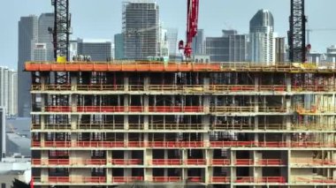 Miami, Florida 'da endüstriyel inşaat alanında vinçler. Amerikan kentsel bölgesinde yeni gelişen direncin havadan görüntüsü. ABD 'de konut büyümesi kavramı.