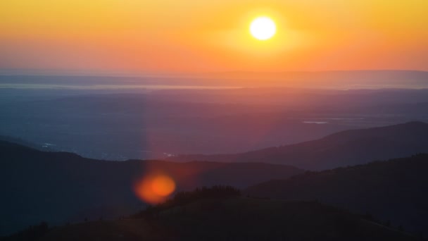 Timelapse Niesamowitego Krajobrazu Górskiego Jasny Kolorowy Zachód Słońca Dzikim Parku — Wideo stockowe