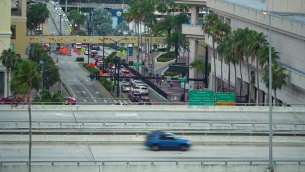 フロリダ州タンパでラッシュアワー中に遅い運転車でマルチレーンアメリカンハイウェイのトップビュー 米国の交通インフラの上からの眺め — ストック動画