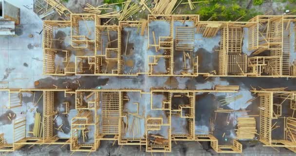 Yeni Gelişmekte Olan Banliyö Bölgesinde Yapım Aşamasındaki Ahşap Apartmanın Üst — Stok video