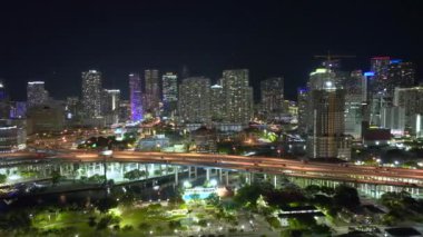 Gece Miami, Florida 'daki Amerikan otobanından hızlı hareket eden arabalar ve kamyonlarla manzarayı izleyin. ABD ulaştırma altyapı kavramı.