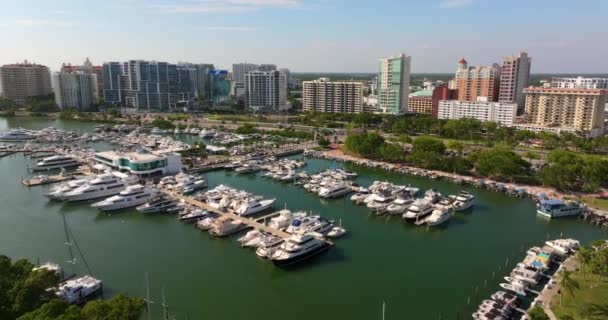 Stadtlandschaft Der Innenstadt Von Sarasota Florida Usa Mit Luxusjachten Yachthafen — Stockvideo
