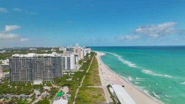 Miami Beach City 'nin güney sahil şeridinin yukarısından görüntü. South Beach yüksek lüks oteller ve apartmanlar. Güney Florida, ABD 'deki turizm altyapısı.