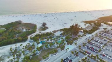 ABD 'nin Sarasota kentindeki beyaz kumlu Siesta Key plajındaki turist araçları için sahil kenarındaki araba park alanından görüntüler. Sıcak Florida 'da popüler bir tatil yeri.