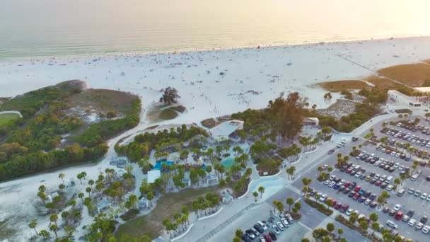 米国サラソータの白い砂浜とシエスタキービーチでの観光車のためのビーチフロントの駐車場エリアの上からの眺め 暖かいフロリダ州で人気の休暇スポット — ストック動画