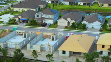 Yeni Amerikan aile evlerinin ahşap çerçeveleri yapım aşamasında. ABD 'de ikametgah geliştirme.