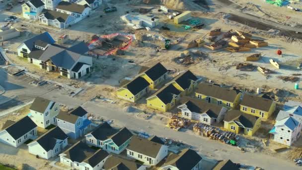 建設中の新しい安価なアメリカの家の木製のフレーム 米国における住宅開発 — ストック動画