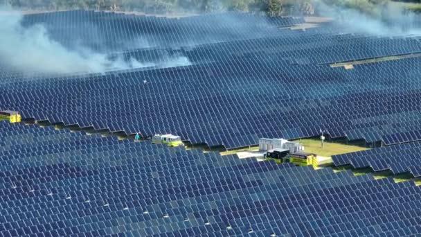 Luchtfoto Van Brand Grote Duurzame Elektriciteitscentrale Met Vele Rijen Fotovoltaïsche — Stockvideo