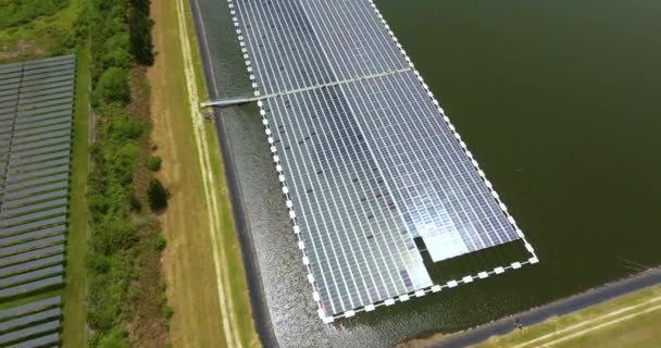 Flygfoto Flytande Solpaneler Vid Hållbart Elkraftverk För Att Producera Ren — Stockvideo