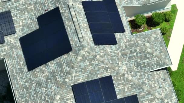用蓝色太阳能光电面板拍摄的美国普通家庭屋顶的空中景观 用于生产清洁的生态电能 可再生能源 零排放概念 — 图库视频影像
