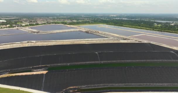 从空中俯瞰河景磷石膏堆栈 佛罗里达州坦帕附近的露天大磷石膏废物储存 化肥生产行业磷酸盐处理和加工的副产品 — 图库视频影像