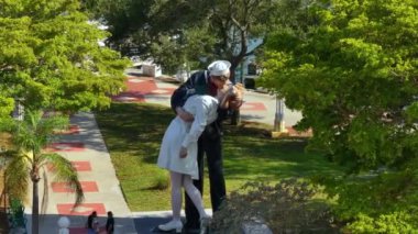 Sarasota, Florida 'daki Bayfront Park yakınlarındaki Koşulsuz Teslimiyet heykelinin hava görüntüsü..
