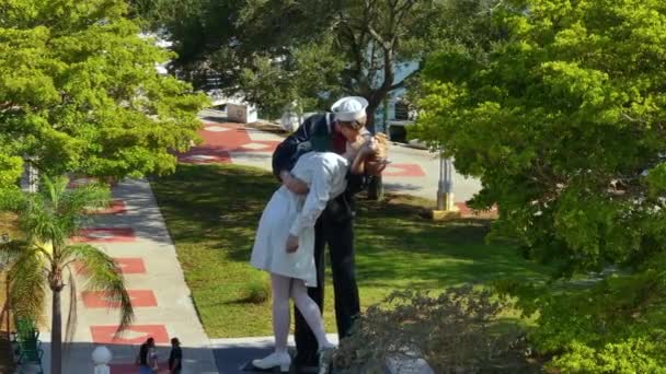 Sarasota Florida Daki Bayfront Park Yakınlarındaki Koşulsuz Teslimiyet Heykelinin Hava — Stok video