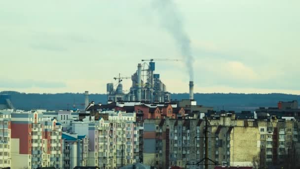 Cementfabriek Met Hoge Fabrieksstructuur Torenkranen Industrieel Productiegebied Buurt Van Stedelijk — Stockvideo