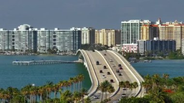 ABD 'de konut ve ulaşım geliştirme. Sarasota şehrinin üstünde, Florida 'da deniz kenarındaki yüksek binalar ve şehir merkezinden St. Armands Key' e uzanan John Ringling Geçidi..