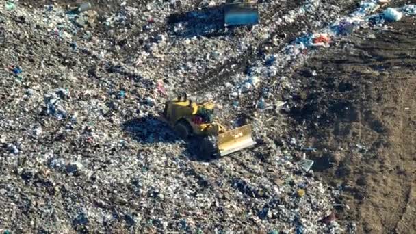 用推土机拖拉机把大量垃圾埋在地下的垃圾填埋场 露天废物管理对环境的有害影响 — 图库视频影像