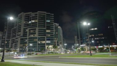 Şehir merkezindeki Sarasota şehri gece trafiği çok hızlı ilerliyor. Florida 'daki kentsel ulaşım altyapısı üzerine gökdelen binaları.