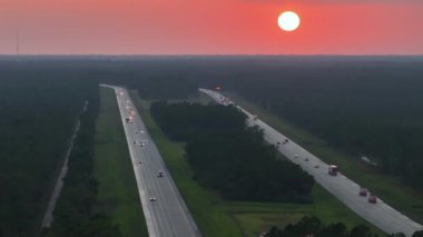 Florida 'daki yoğun Amerikan I-75 otoyolunun gün batımında hızlı giden trafiği. Eyaletler arası ulaşım kavramı.