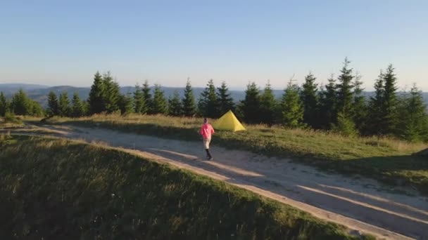 Sportman Jogger Loopt Alleen Het Bergpad Bij Zonsondergang Actieve Levensstijl — Stockvideo