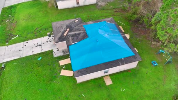 빗물을 방수포로 지붕이 모습의 위에서는 아스팔트 대상포진을 때까지 나옵니다 플로리다에서 — 비디오