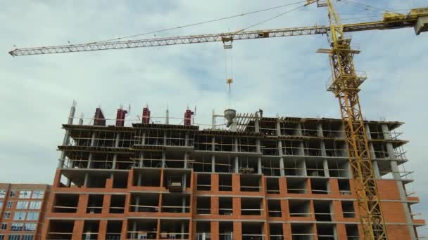 Guindastes Torre Edifícios Apartamentos Residenciais Altos Canteiro Obras Desenvolvimento Imobiliário — Vídeo de Stock