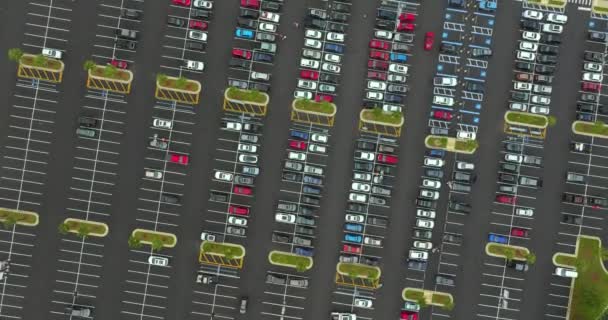 Pohled Shora Mnoha Zaparkovaných Aut Parkovišti Liniemi Značkami Pro Parkovací — Stock video