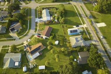 Florida 'nın sakin kırsal kesimindeki yeşil palmiye ağaçları arasındaki banliyö özel evlerinin hava manzarası.