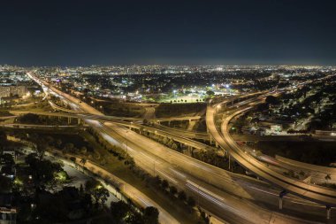 Miami, Florida 'da gece Amerikan otoyolu kavşağında hızlı giden araba ve kamyonlarla hava görüntüsü. ABD ulaşım altyapısının üstünden görüntüle.