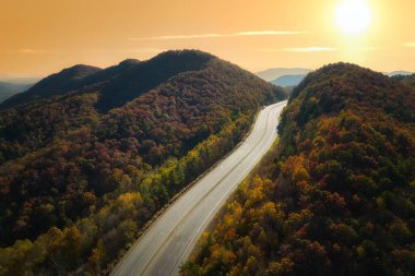 Kuzey Carolina 'daki I-40 otoyolunun havadan görünüşü altın sonbahar sezonunda Asheville' e doğru Appalachian dağlarından geçiyor. Enerji krizi ve yüksek benzin fiyatları kavramı.