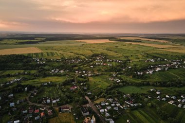 Gün batımında kırsal bölgedeki yerleşim yerlerinin hava görüntüsü.