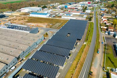 Otoparkın üzerine temiz enerjinin etkin üretimi için park etmiş arabaların güneş panelleri yerleştirildi..