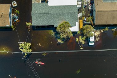 Doğal afeti sel basmasından sonra. Sel basmış caddede yüzen kayık. Etrafı Ian Kasırgası ile çevrili. Sel baskınları Florida yerleşim alanındaki evleri..