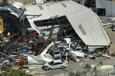 Otomotiv atölyesi Florida 'da hasar görmüş arabalarla kasırga tarafından tahrip edildi. Doğal afetin sonucu..