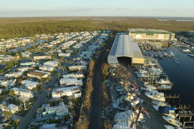 Florida kıyı bölgesindeki kasırga yüzünden tekne istasyonu tahrip oldu. Doğal afetin sonuçları..