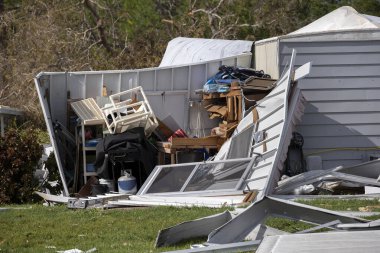 Florida 'daki seyyar evlerde bulunan kasırga banliyö evleri tarafından yok edilmiş. Doğal afetin sonuçları..